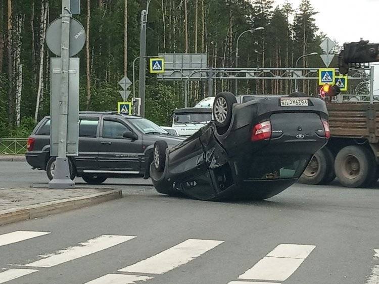Врезавшись в дерево на автомобиле в Ленинградской области погибли три человека