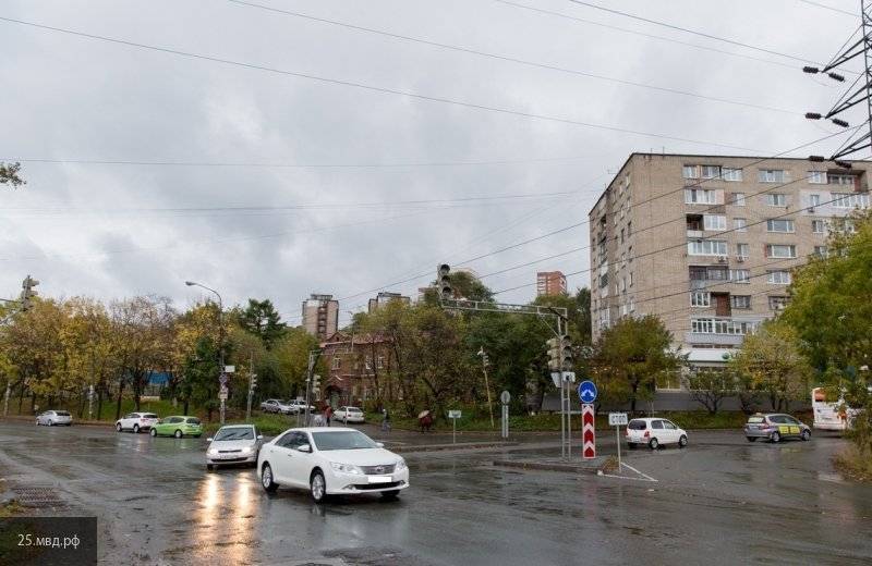 Во Владивостоке обрушившиеся бетонные блоки расплющили несколько машин