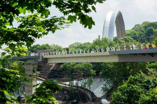 В Киеве починили треснувший стеклянный пешеходный мост
