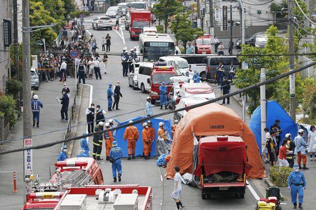 Число жертв нападения на остановке в Японии возросло до двух человек