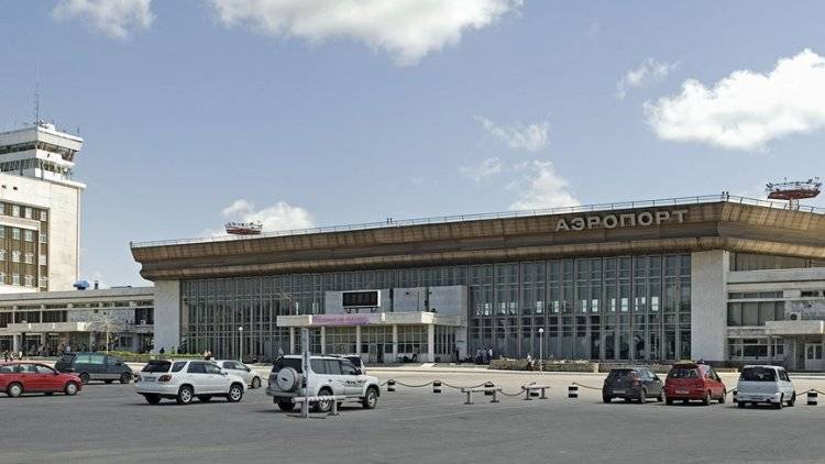 Аэропорт и крупные ТЦ в Хабаровском крае эвакуированы после сообщений о минировании