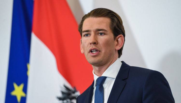 Впервые за 74 года: канцлеру Австрии вынесли вотум недоверия