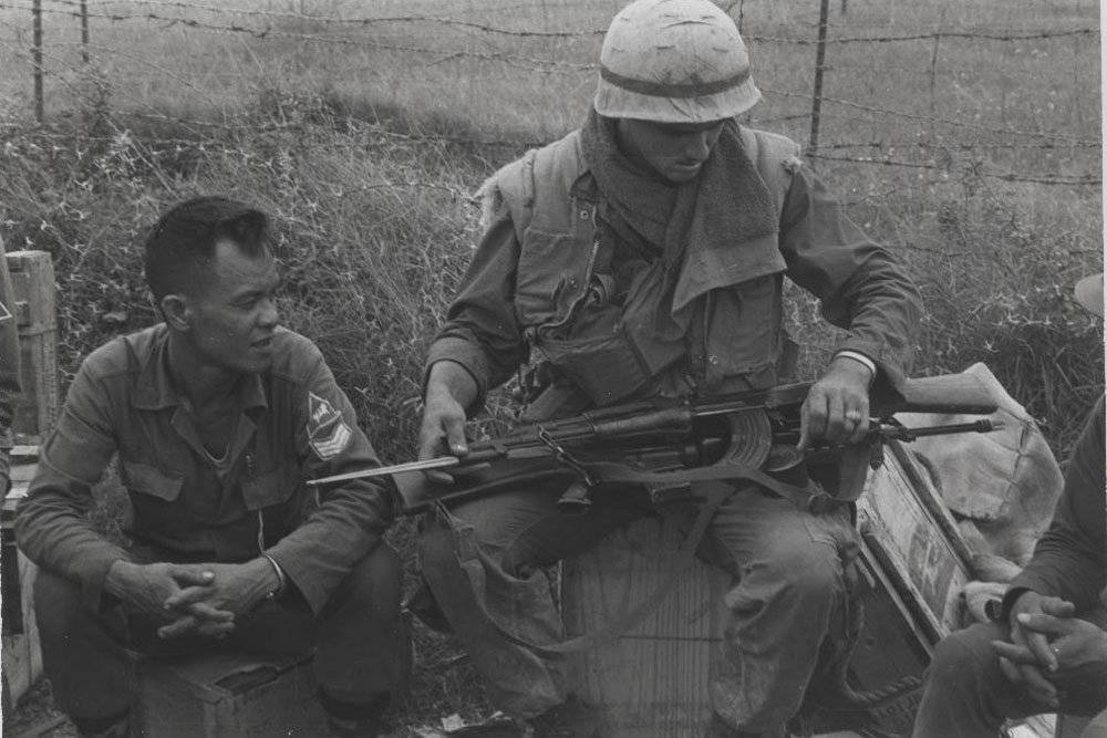 Почему во время Вьетнамской войны солдаты США предпочитали автомат Калашникова | Русская семерка