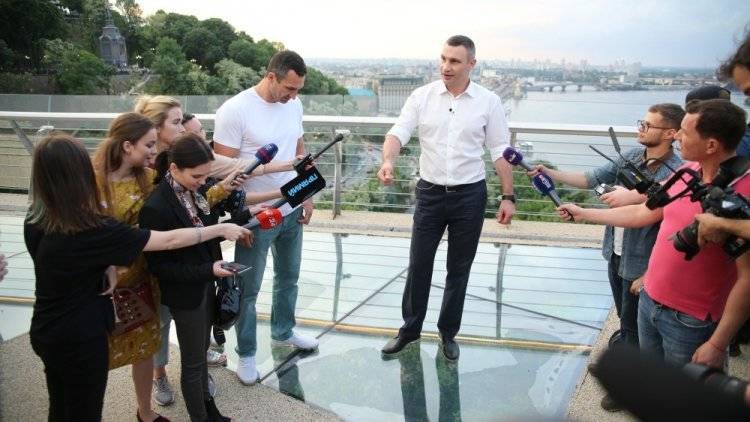 Треснувший стеклянный мост Кличко в Киеве починили