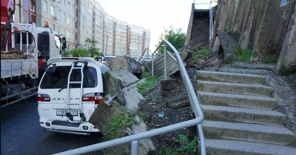 Обрушившиеся бетонные блоки расплющили несколько авто во Владивостоке