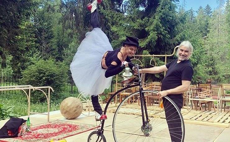 Шпагат на велосипеде: Анастасия Волочкова показала цирковой трюк