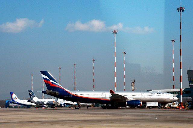 Во Владивостоке оцепили аэропорт после сообщения о бомбе