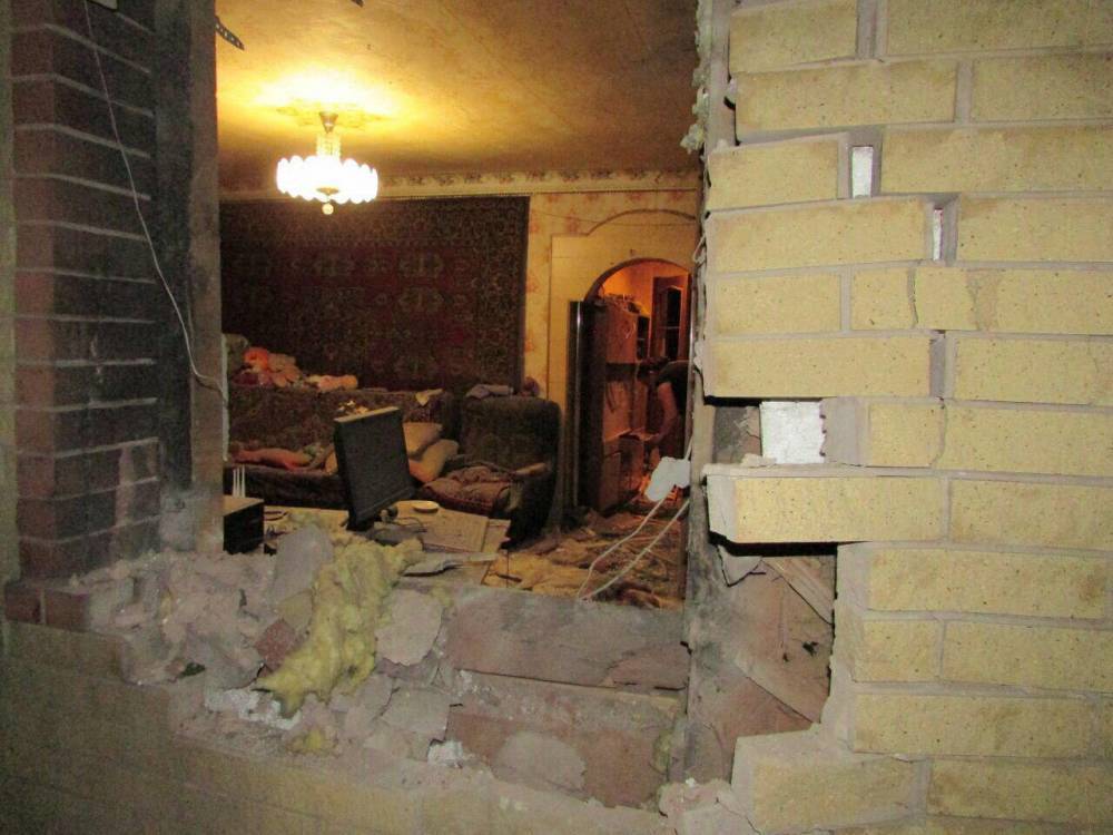 Президент новый, стратегия старая: во время визита Зеленского на Донбасс на жилой дом в Горловке сбросили гранату
