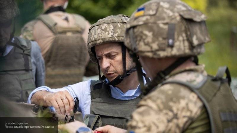 Пользователи Сети высмеяли "кастрюлю" на голове Зеленского во время его визита в Донбасс