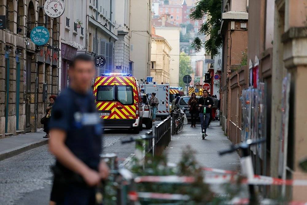 Le Parisien: Подозреваемый в организации взрыва в Лионе купил компоненты бомбы в интернет-магазине Amazon