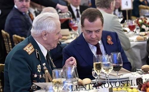 Медведев запретил госучреждениям закупать импортное вино