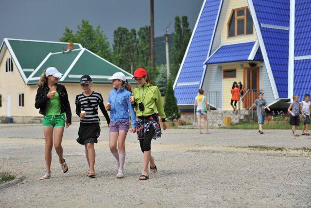В Минпросвещения поддерживают ограничение доступа на пляжи детских лагерей