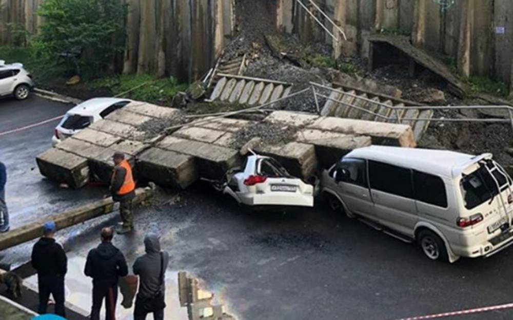 Машины расплющены бетонными блоками: циклон во Владивостоке