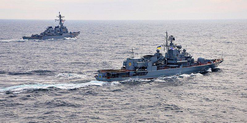 Два катера и вертолет ВСУ провели «масштабные» учения в Азовском море