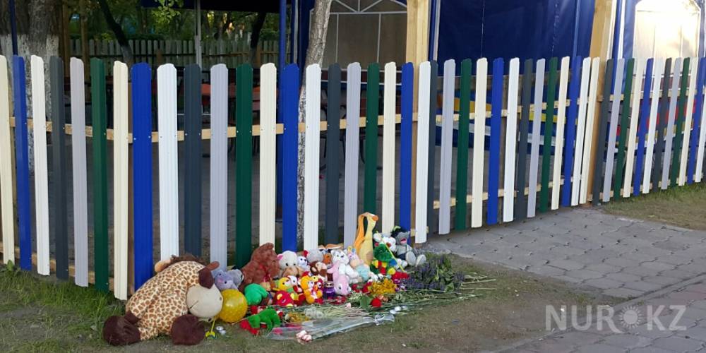 Батуты просто сдули: карагандинцы несут цветы к месту гибели ребенка в парке (фото)