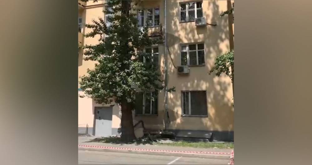 Часть балкона пятиэтажки рухнула в центре Москвы