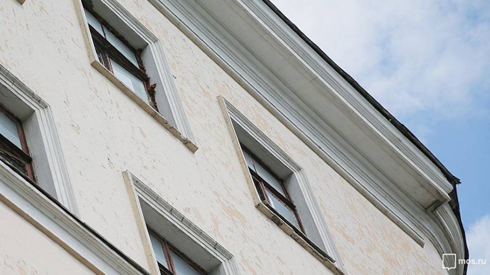 При обрушении в Москве балкона дома-ровесника революции никто не пострадал