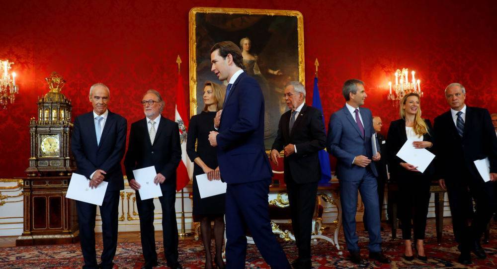 Президент Австрии отправил правительство в отставку вслед за канцлером