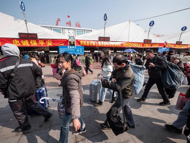 В Китае хотят укрепить границу и получить доступ к данным смартфонов иностранцев