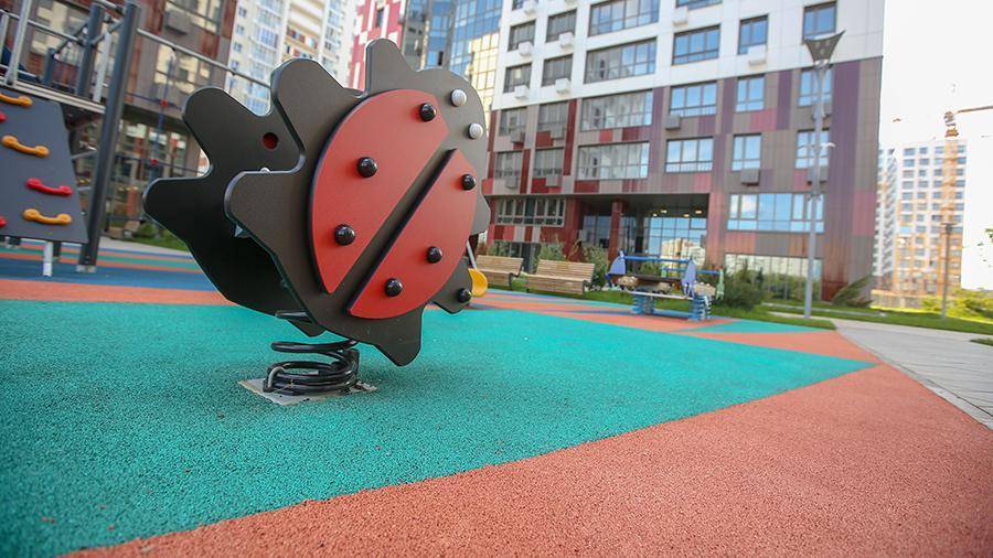 Искусственное покрытие появится на всех детских площадках Петербурга