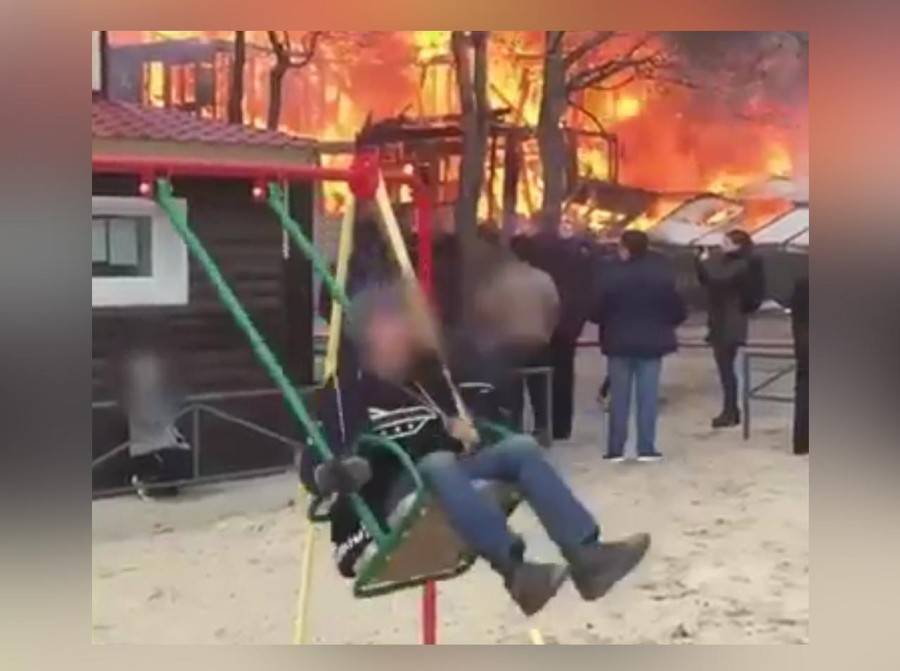 Мальчик на качелях на фоне пожара в Ноябрьске стал героем соцсетей