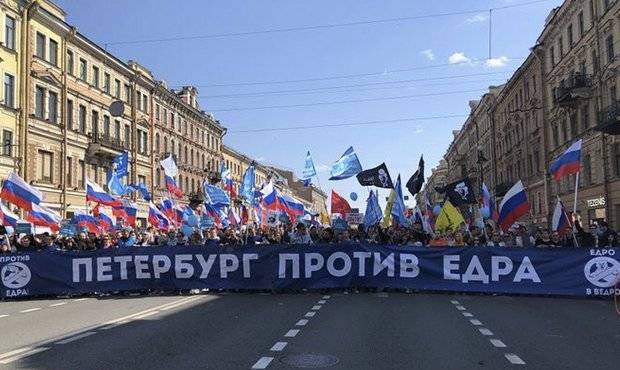 Суд отменил штрафы двум участникам первомайского шествия в Петербурге