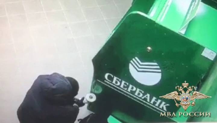 Калининградские полицейские поймали мужчину, распилившего банкомат "Сбербанка"