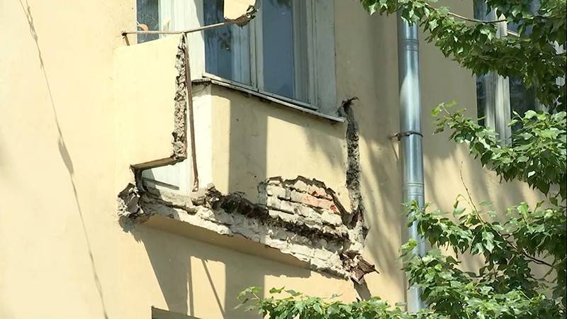 В центре Москвы обрушился балкон жилого дома (видео)
