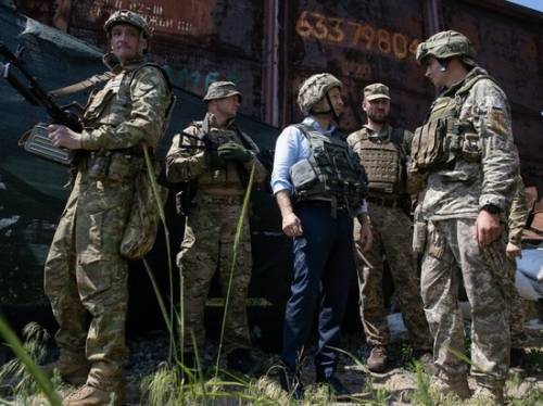 СМИ: Зеленский выдал позиции ВСУ в Донбассе своей голубой рубашкой