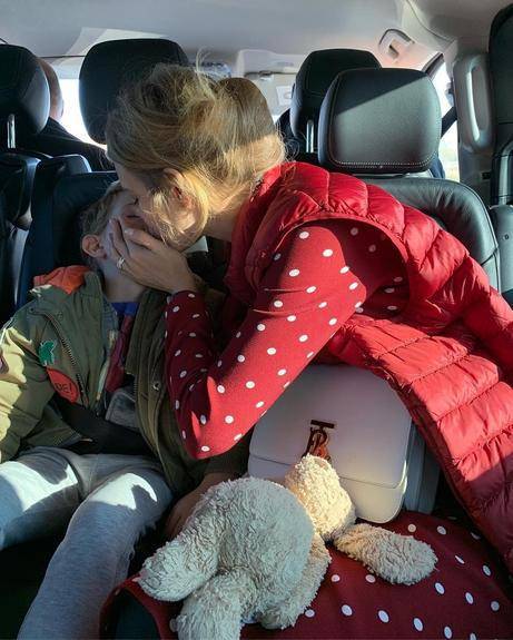 Наталья Водянова в День матери показала всех своих детей, но лица двух младших скрыла