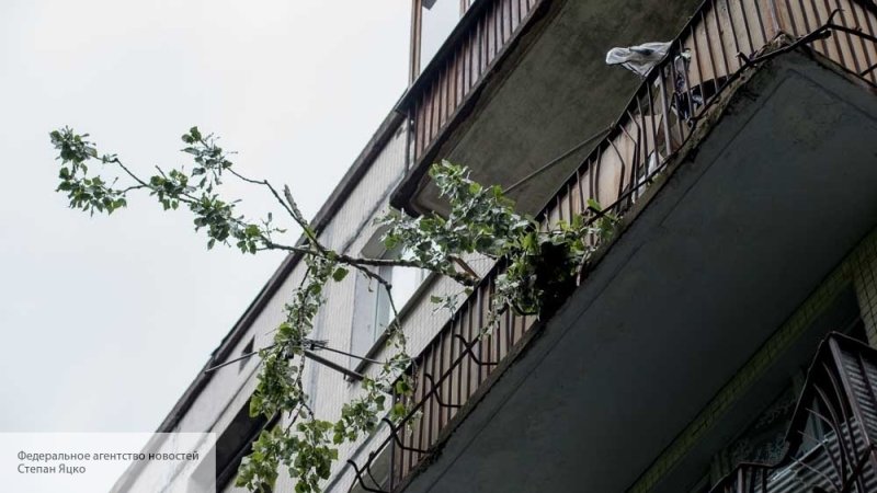 Житель Приморья спас из горящей квартиры двух девочек, свесившись с балкона на 7 этаже