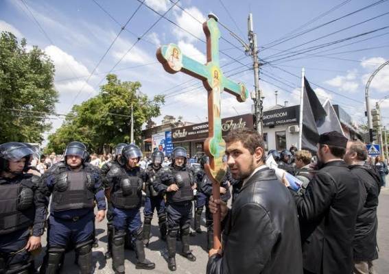 Молдавские священники требуют запретить пропаганду гей-культуры