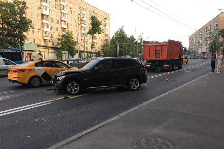 ДТП с велосипедистом и пятью автомобилями произошло на Варшавском шоссе