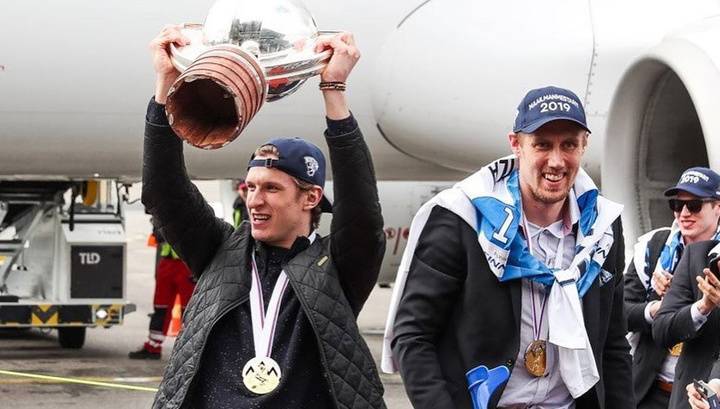 Без дна. Финские хоккеисты сломали выигранный трофей чемпионата мира