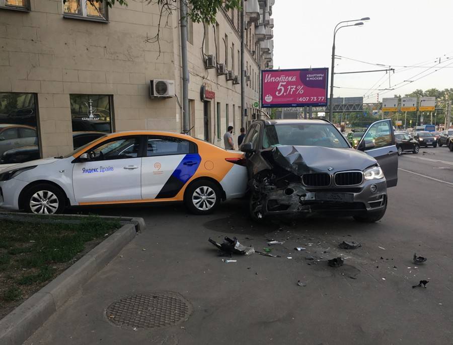 Авария с участием пяти машин и велосипедиста произошла на Варшавском шоссе