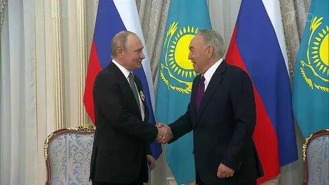 Первый президент Казахстана наградил Путина орденом имени Назарбаева