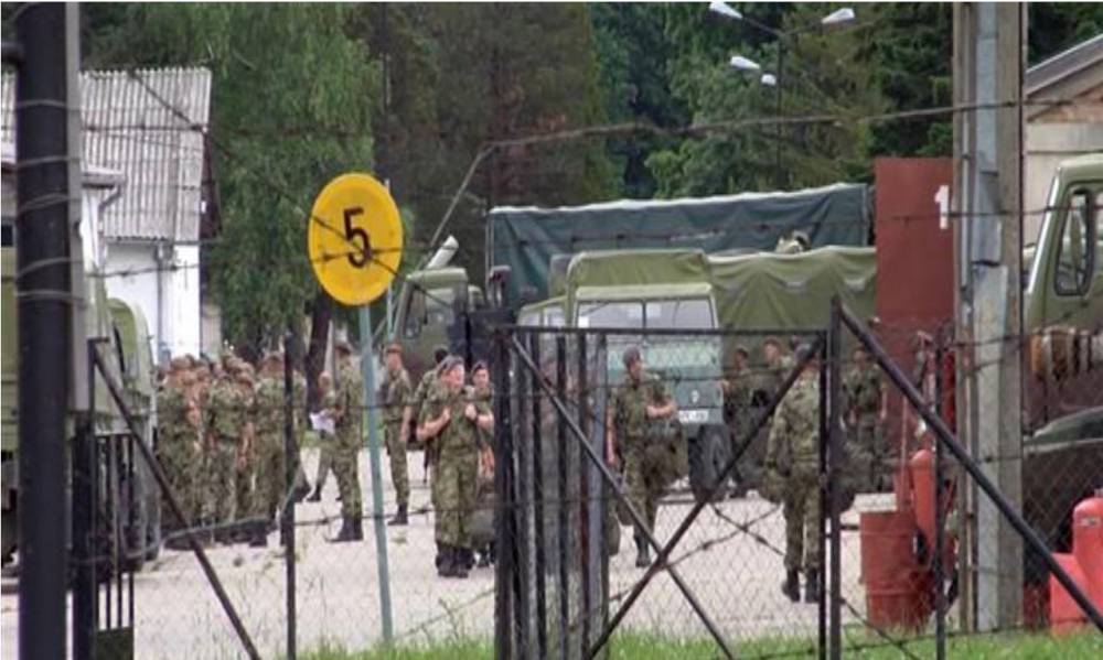 Сербия направила бронетехнику и авиацию к границе с Косово