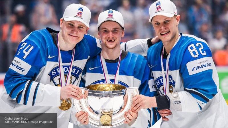 Финские хоккеисты показали сломанный ими чемпионский кубок