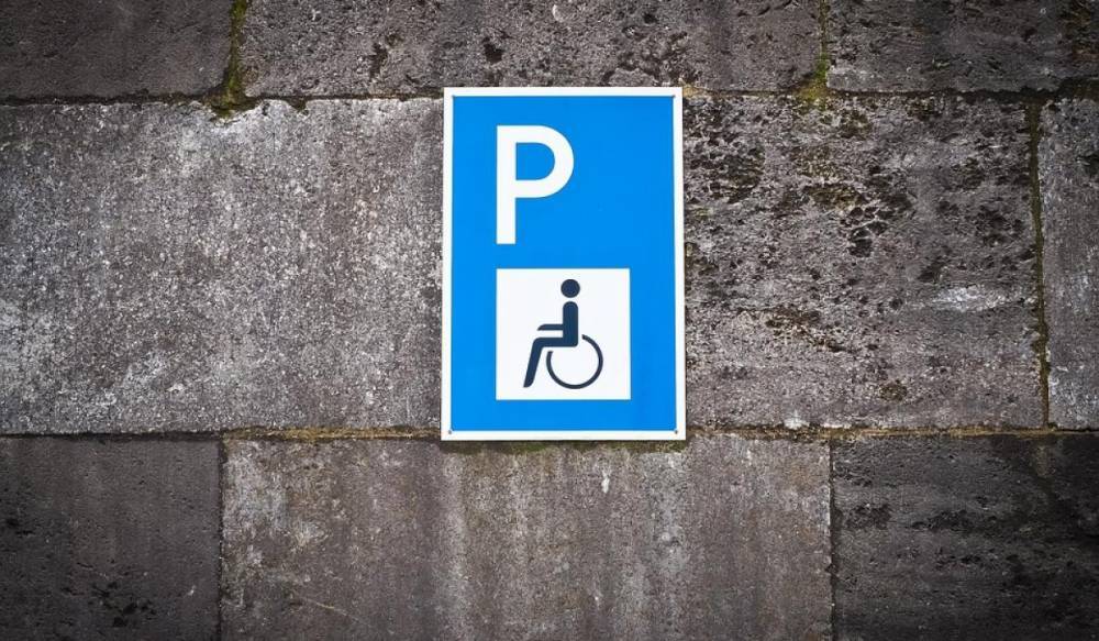 В Петербурге отменили парковочные разрешения для инвалидов