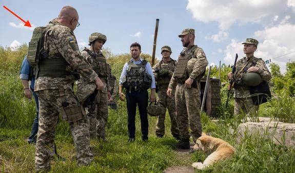 Глава украинского Генштаба опозорился на передовой с бронежилетом