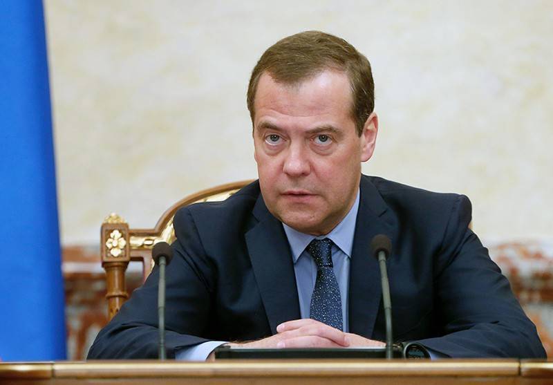 Медведев призвал установить единые стандарты качества электронных госуслуг