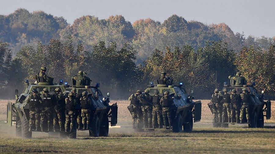 СМИ сообщили о стягивании Сербией бронетехники к границе с Косово