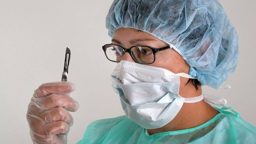 Американские врачи извлекли из головы женщины две огромные личинки