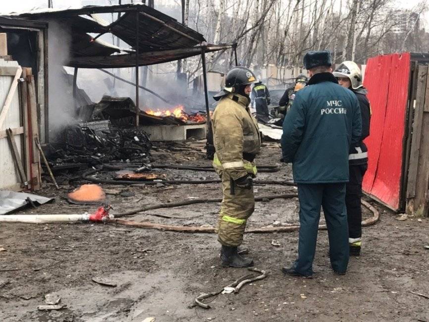 Три человека погибли в ночном пожаре в Астрахани