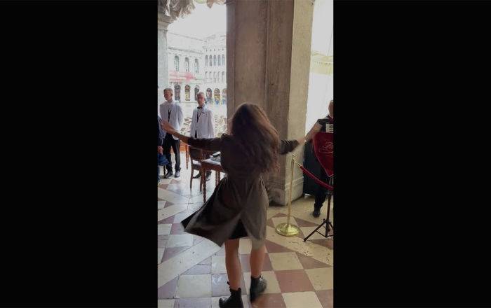 Молодцы мои девочки! Армянский танец на площади в Венеции ошарашил итальянцев – видео