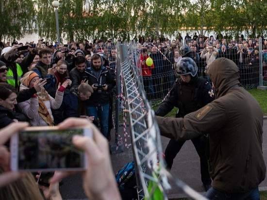 Роскомнадзор требует от екатеринбургского издания удалить с YouTube видео протестов из сквера