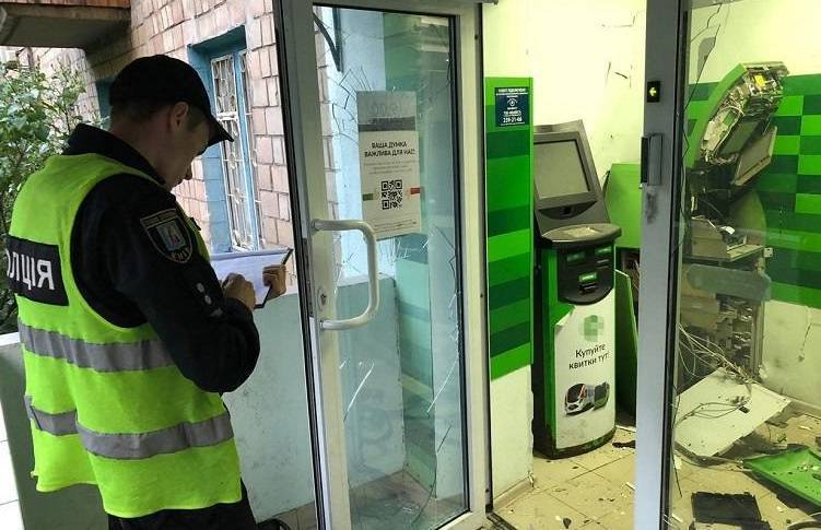 В Киеве неизвестные взорвали и ограбили банкомат «ПриватБанка»