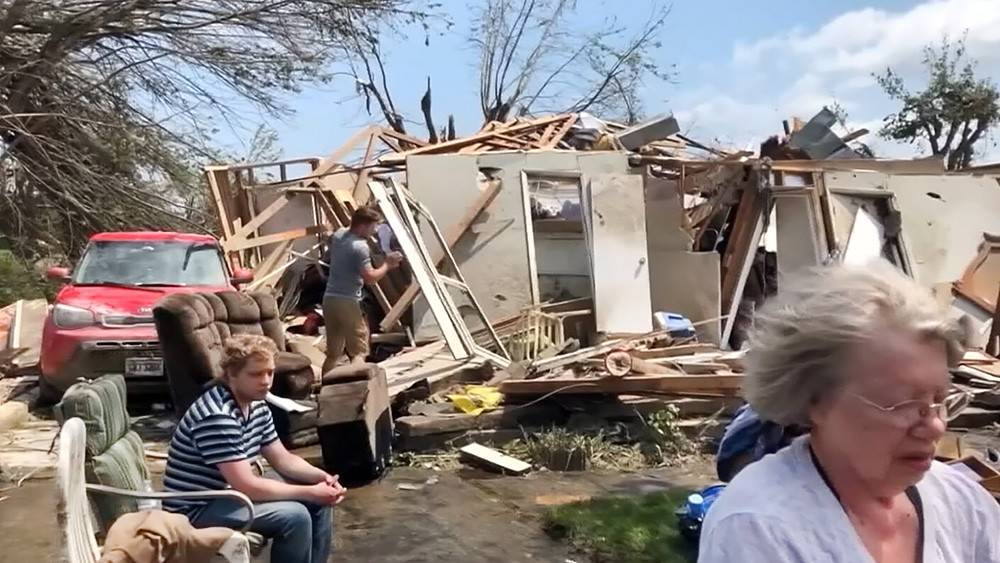 В США мощное торнадо сравняло дома с землей (видео)