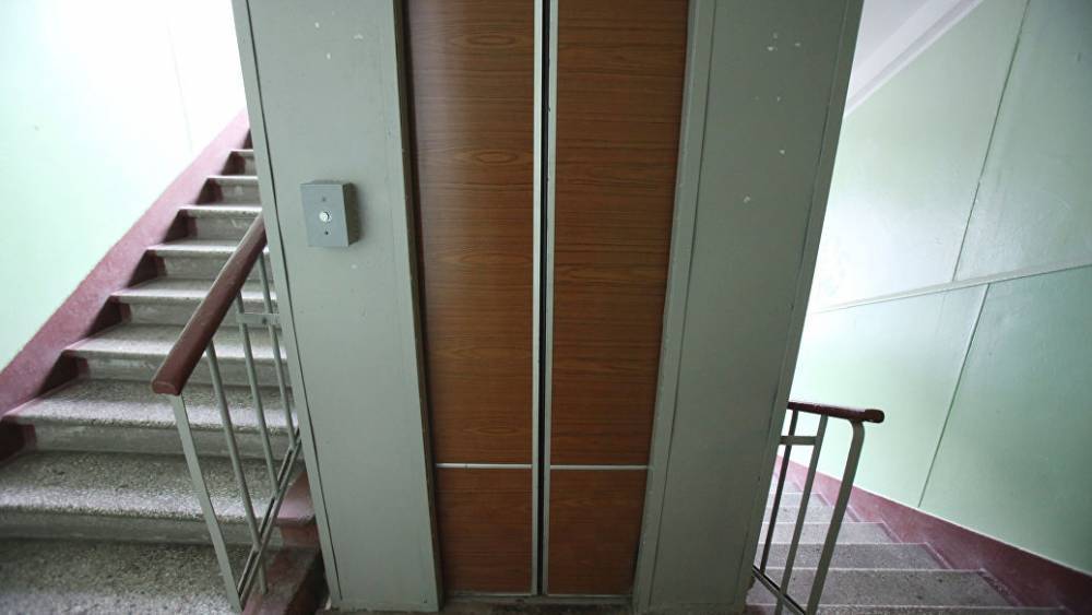 Рука ребенка застряла в кабине лифта в доме на западе Москвы