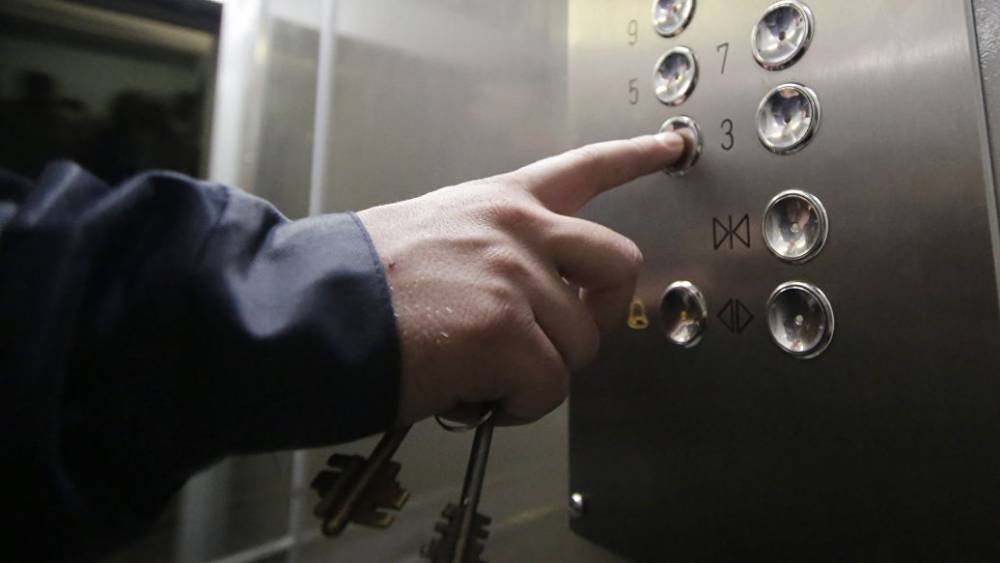 Ребенка освободили из лифта в доме на западе Москвы